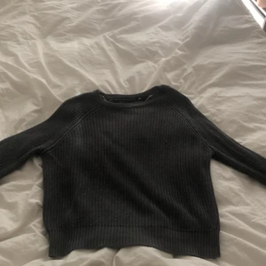 Stickad tröja storlek L  - Köpte denna tröjan på lager 157 för 150kr använt den 1 gång  tvättad 1 gång men tyckte inte den passa mig så säljer den, säljer den för 100kreftersom den är använd, den är super skön och väldigt mysig men tyvärr inte min stil. 