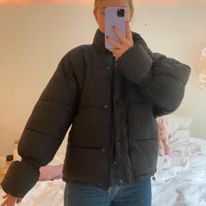 dunjacka - Säljer denna dunjacka från nakd! Superskön, helsvart och med fina detaljer på armarna! Stl 36. 140kr exklusive frakt! Vi flera intresserade buda i kommentarerna. Budgivning avslutas nu på onsdag 20.30🤍