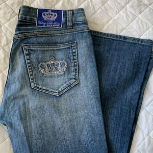 Victoria Beckham jeans - Säljer dem här superfina jeansen som jag nyss köpt men är för stora! Dem är inte använda en enda gång! Dem har storlek 34. Dem är ganska stora i midjan men annars är dem jättebra! BUDGIVNING PÅGÅR NU! NÄR NI BUDAR, VAR SÄKRA PÅ ATT NI KÖPER!!!
