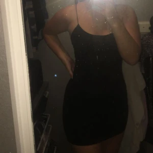 Figursydd klänning - Figursydd klänning från Nelly, det är storlek M men passa bättre till en som har S. Liten i storleken