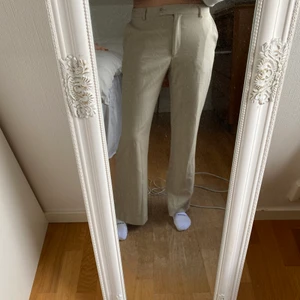 Kostymbyxor  - Beiga, raka, lågmidjade kostymbyxor köpta här på Plick. Superfina men lite för korta för mig tyvärr. Plutbart pris!