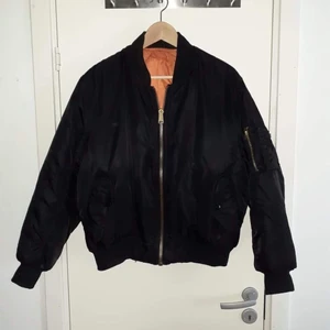 Bomberjacka  - Gulddragkedjor, storlek ca M, rätt kort i modellen