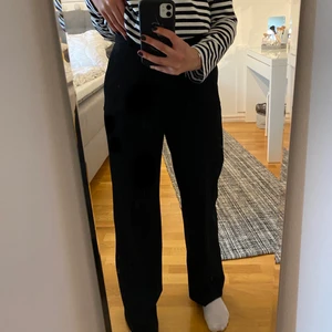 Kostymbyxor 36 - Säljer dessa svarta kostymbyxor i stolek 36 från H&M. Jag är 160 o tycker att de sitter lite stort på mig så andra bilden är på min kompis som är 173😊