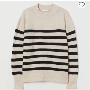 Tröja - Säljer denna populära stickade tröja från h&m! Man kan köpa direkt för 290 inklusive frakt, vid snabb affär 280 inkl❤️ Populär och slutsåld. Storlek S. Lite nopprig.