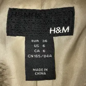 Beige fake päls från H&M, stl S. Kan lämnas om möjligt., annars postas den. Köpare står för frakt. Betalning via swish. 