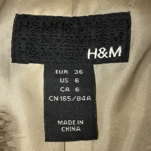 H&M fake päls stl S - Beige fake päls från H&M, stl S. Kan lämnas om möjligt., annars postas den. Köpare står för frakt. Betalning via swish. 