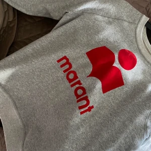 Isabel Marant tröja  - Säljer min snygga isabel Marant sweatshirt då den helt enkelt inte kommer till användning❤️‍🔥❤️‍🔥storlek S passar Xs-S, bra skick!