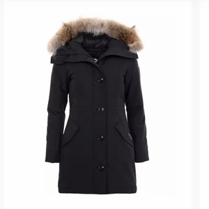 Canada goose Rossclair parka  - Storlek M. Svart. Köpt från Johnells vintern 2020 för 10699kr (kvitto finns). Väldigt bra skick, kommer även kemtvättas innan. Otroligt fin modell Rossclair Parka. Pris går att diskutera✨