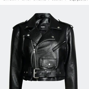 Skinnjacka från Bikbok  - Skinnjacka från bikbok i storlek S, den är inte använd mycket alls och är i väldigt fint skick. Lånade bilder. Kostar 599kr på Bikbok.