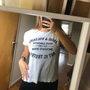 Zadig Voltaire tröja - En vit Zadig Voltaire tröja i storlek S som är i nyskick! Jag är i vanliga fall en S så skulle säga att den är normal i storleken. Nypris är 900kr men jag säljer den för 300!💓köparen står för frakten som ligger på 48kr🥰