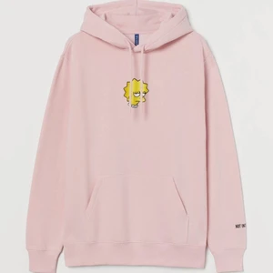 Huvtröja Regular Fit Från H&M - En långärmad tröja i mjuk sweatshirtkvalitet. Tröjan har dubblerad huva med dragsko och omlottlagd framkant. Känguruficka fram. Ribbad mudd vid ärmslut och i nederkant. Nypris 299 kr - använd ett fåtal gånger. 