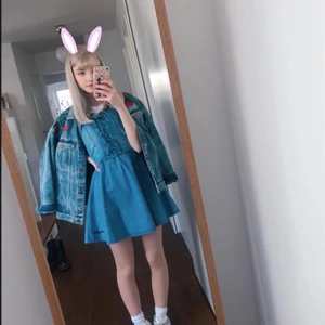 Super söt klänning från Japan 💙 - Säljer denna jätte fina klänningen köpt på anap girl i harajuku✨ jätte fin passform, ganska kort men passar min prefekt som är 160cm 😊 storlek xs