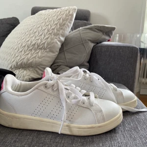 Adidas skor stl 36 - Säljer ett par skor från märket adidas i stl 36, använda 2 gånger dock ingen sula i därför de säljs så billigt! 120kr
