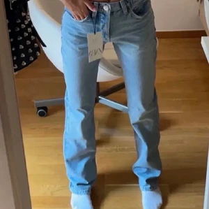 mid rise jeans - säljer eftertraktade mid rise från zara! endast testad, skriv pm för fler bilder. ❗️första bilden är lånad❗️ ✨BUDGIVNING GÄLLER! Lagt bud är lagt✨