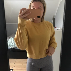 Gul sweatshirt  - Gul crewneck sweatshirt, lite kortare modell. Använd max 3 gånger. Köparen står för eventuell frakt. 🌸
