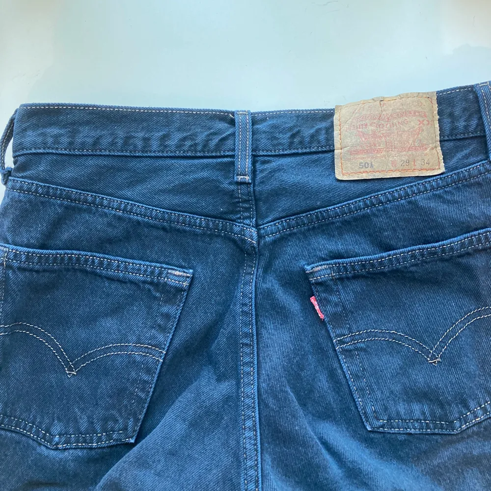 Levi’s jeans mörkblågråa - fint skick - mellanhög midja - skulle säga strolek S i midja och 32 i längd ungefär . Jeans & Byxor.