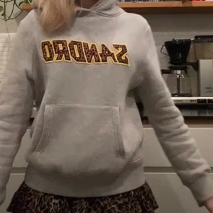 Sandro hoddie - Tänkte sälja min super fina sandro hoddie som är i nyskick. Den är använd ca 5 gånger och säljer då den inte kommer till användning. Nypriset på hoddien är lite över 2000. Tänkte sälja runt 1000kr ❌om fler blir intresserade blir det budgivning då den är väldigt poppis just nu❌