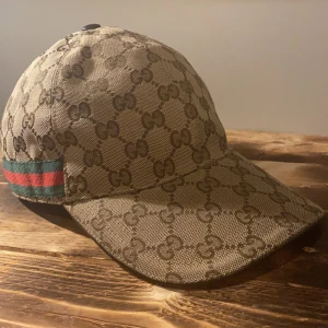 Gucci keps - Jag har inte använt den mycket så den är så gott som ny. Jag köpte den 2017 och använde den bara några gånger under sommaren. 