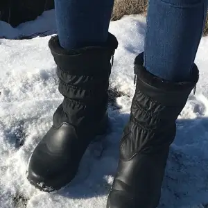 Svarta boots från Totes. Passar mig som vanligtvis har 38. Fodrade och värma, perfekta nu i vinter☺️❄️⛄️  Köparen står för frakten. Mer bilder/info via denna länk:  https://www.amazon.com/totes-Womens-Comfort-Snow-Boot/dp/B08J529KR3