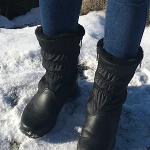 Boots/stövlar - Svarta boots från Totes. Passar mig som vanligtvis har 38. Fodrade och värma, perfekta nu i vinter☺️❄️⛄️  Köparen står för frakten. Mer bilder/info via denna länk:  https://www.amazon.com/totes-Womens-Comfort-Snow-Boot/dp/B08J529KR3