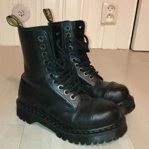Dr.Martens  - Jag säljer mina använda dr.martens för 700kr inklusive frakt!! Har använt dom mycket men dom är i väldigt bra skick! Storlek 36 och är även platå 