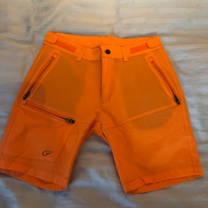 Five Season Shorts - Oranga five season shorts är i princip helt nya då de endast är testade. De är väldigt mycket fickor och är mycket somriga. Storleken är S.