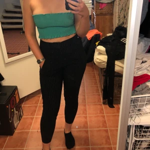 Kostymbyxor  - Kritstrecksrandiga kostymbyxor från KappAhl i väldigt skönt material! Väldigt bekväma. Står storlek 34, men passar även mig som vanligtvis är 38! 