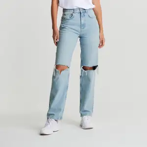 2 veckor gamla jeans med hål från Ginatricot.Storlek 38 och är liiite korta på mig som är 172 ish så därför säljer jag dem vidare.Köpta för 600,inga defekter!