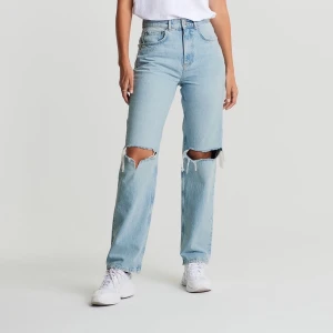 Gina 90s jeans - 2 veckor gamla jeans med hål från Ginatricot.Storlek 38 och är liiite korta på mig som är 172 ish så därför säljer jag dem vidare.Köpta för 600,inga defekter!