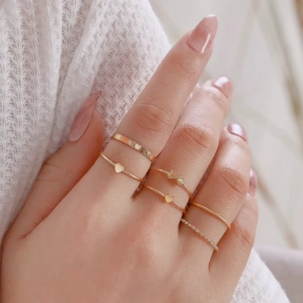 köpte dessa fina ringar i guld imitation! tyvärr är alla för stora 🙂  de är så söta dock, speciellt hjärtanen 🥺🥺 köp 1 för 3kr och alla för 15kr 💀💖 frakt tillkommmer! kontakta vid frågor! 💌 . Accessoarer.