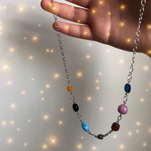 Halsband - Halsband med glaspärlor i olika färger och en liten blomma i mitten. Säljer för 80kr + 12kr frakt🌺