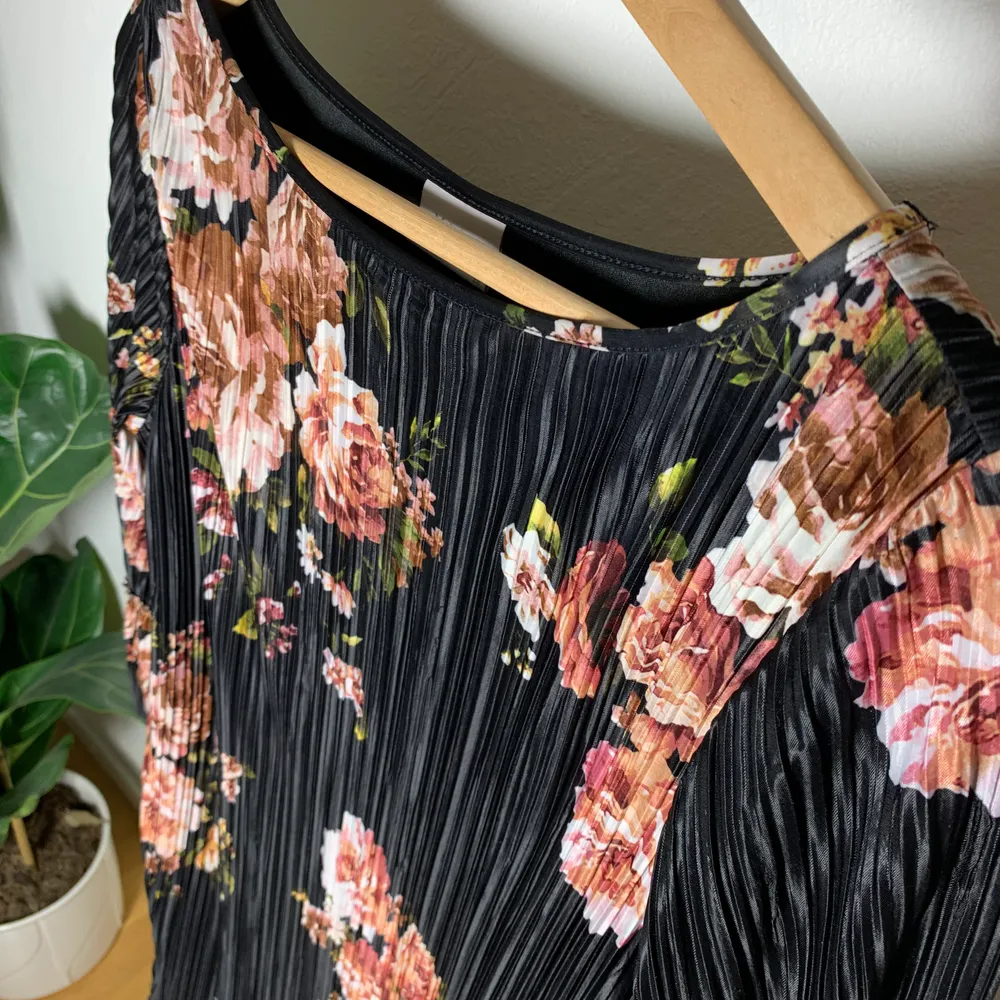 Blommig klänning från VILA, superskön och har en innerklänning i mjukt svart material. Knappt använd!. Klänningar.