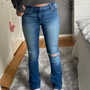 Lågmidjade jeans - Säljer nu dessa lågmidjade jeans som är i bootcut model från Abercrombie! Så himla najs och perfekt längd (jag är 1.70cm) 💛 