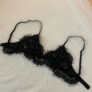 Spets bh NAKD - Spets bh från NAKD i strl XXS, sitter som XS. Säljer då den inte kommer till användning. 