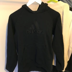 Adidas Hoodie  - Skön svart/mörkblå adidas hoodie, storlek S, vill mest bli av med så pris går att ändra