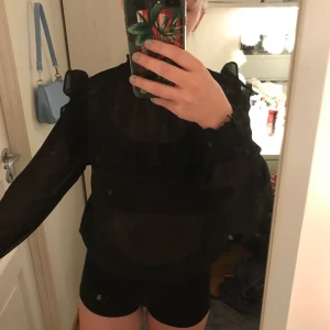 blus - en as fin blus från gina, inga defekter va jag vet. köpt för nått årsen för 300kr.