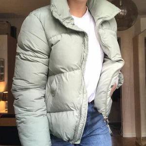 Vinterjacka strl M - Jättefin ljusgrön jacka från Bershka i storlek M. Passar även en xs-s. Sparsamt använd.