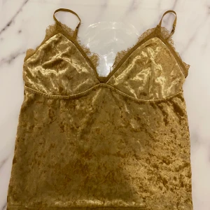 Topp i velvet guld - Storlek S 40kr exklusive frakt 🌸🌸