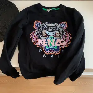 Super snygg tjocktröja i märket Kenzo. Nästan aldrig använd då det inte är min stil. I Nyskick, bara att skriva om föer bilder önskas.