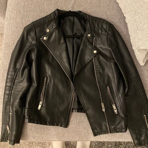 Skinjacka  - Denna skinjacka är i storlek 36, den är i ett mycket bra skick. Har använt mig av den runt 5-6 gånger. Jag säljer den pågrund av att den är för liten 