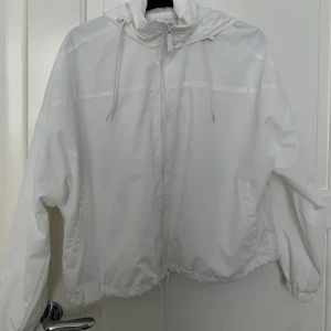 Windrunner - Jacka köpt i polen. Aldrig använd. Storlek XS men passar mig som är en M 