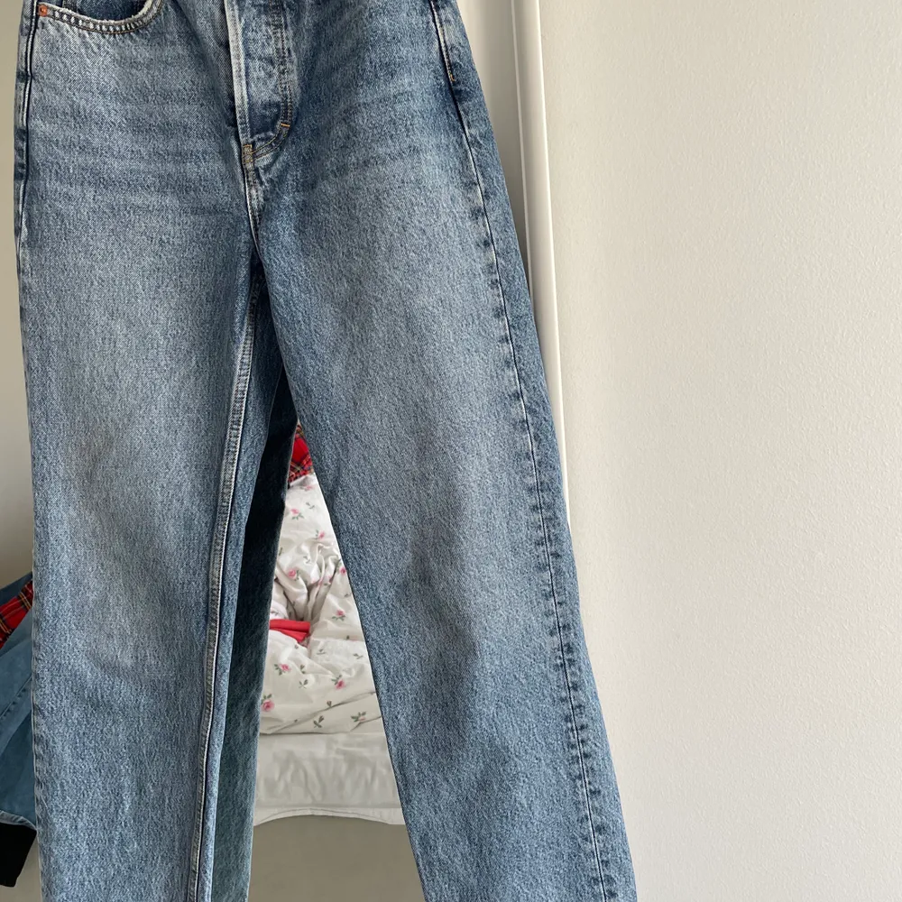 Dad jeans från bikbok storlek w25 L30.                              Knappt använda!                                                                    Betalning sker via svisch, byxorna finns i Stockholm . Jeans & Byxor.