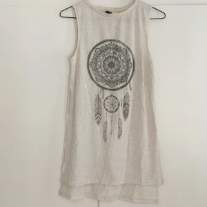 Långt linne med tryck - Bra skick!✨ Nytvättad men katt finns i hemmet 🌸