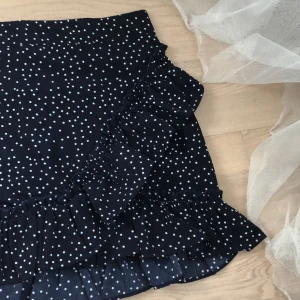 Kjol från SHEIN  - Kjol med volanger från SHEIN i storlek M, aldrig använd. Passar även på S då den är lite kort för att vara M. 