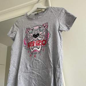 Snygg Kenzo T-shirt i storlek S. T-shirten är i bra skick Betalning sker via svisch, T-shirten finns i Stockholm 