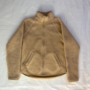 Teddy fleece - Super fin teddyflis från monki. Har en fin passform och tummhål. Storlek xxs men passar mig som har xs/s. Är även slutsåld på hemsidan sedan länge 🤎 :)