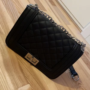 Väska - Super fin axelremsväska med silver skedja, använd fåtal gånger