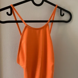 Linne - Orange linnebody i storlek S från NLY ONE. Ryggen är öppen, och banden korsas. 
