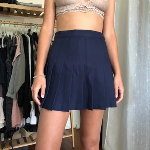 American Apperal Tenniskjol  - Tennis kjol från American Apperal storlek S färg marinblå, aldrig använd men superfin!