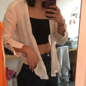 Vit linneskjorta  - Säljer denna vita tunna linneskjortan från Zara i storlek M 🥰🥰